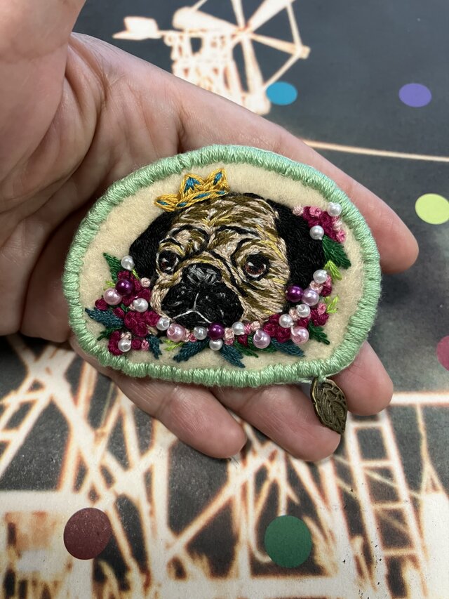 パグの刺繍ブローチ・チャーム お花畑からひょっこり | iichi 日々の