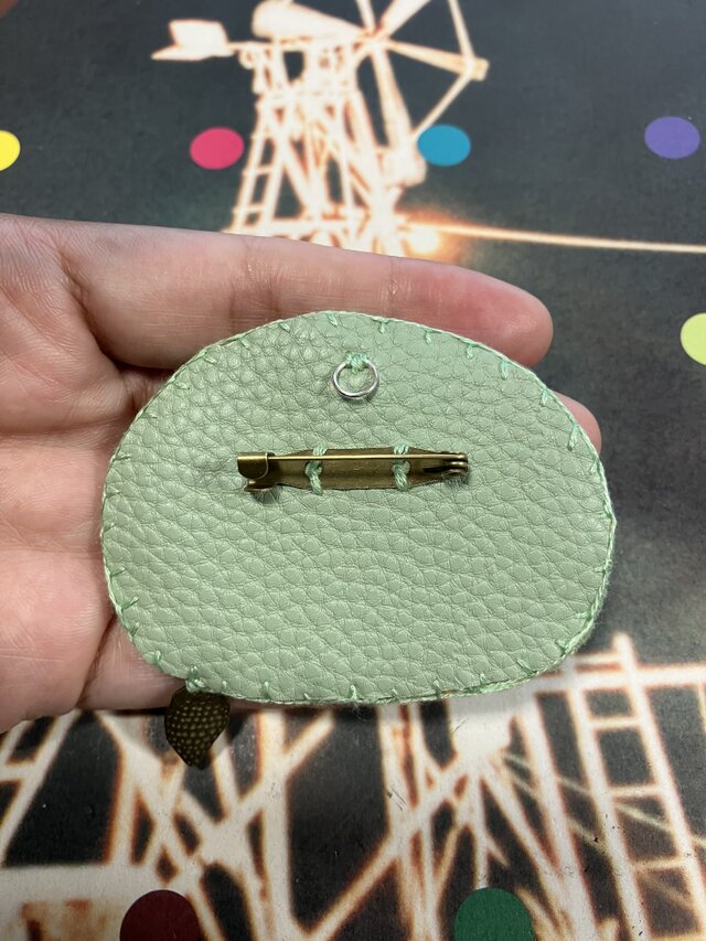 10点　パグ刺繍　ハンドメイド　オーダーメイド　キーリング　ブローチ パグの刺繍ブローチ・チャーム お花畑からひょっこり | iichi 日々の