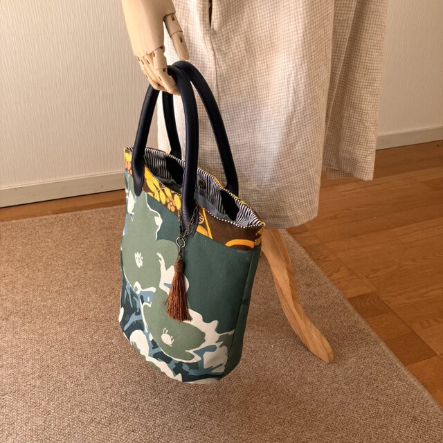 バケツ型トートバッグ ダークグリーンの花柄 | iichi 日々の暮らしを