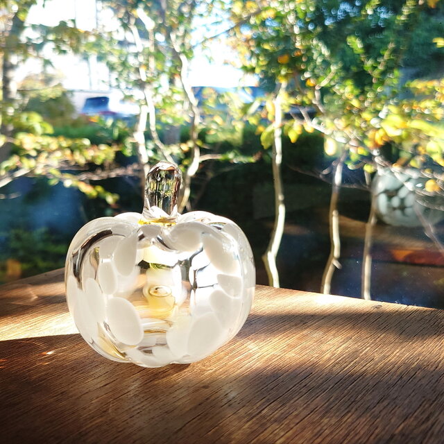 作家　陶芸作家　手描き　かぼちゃ型　花模様　蓋付き　大きなサイズ小物入れ　1点物 大人な白かぼちゃ | iichi 日々の暮らしを心地よくするハンドメイドや