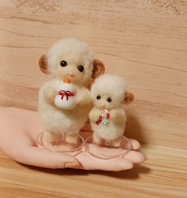 羊毛フェルト お正月 親子ひつじ 鏡餅 重い～！羽子板 付き | iichi