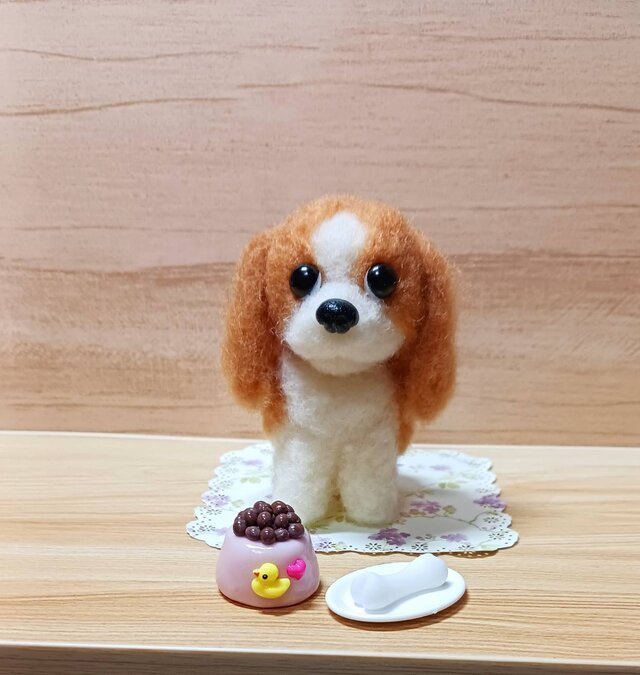 羊毛フェルト　キャバリア　犬 羊毛フェルト キャバリア犬 ご飯・骨付き | iichi 日々の暮らしを
