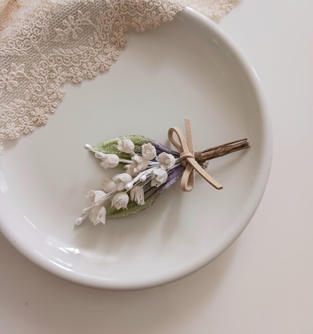 染め布花＊お洒落なすずらんのコサージュ | iichi 日々の暮らしを