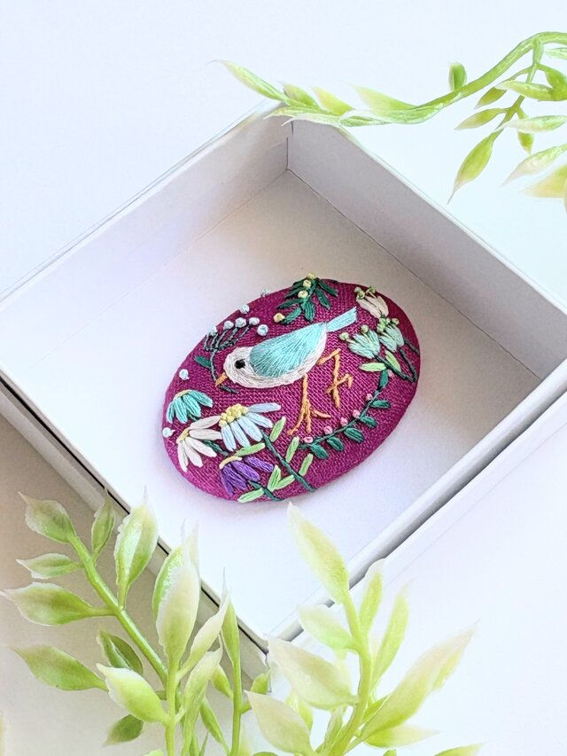 ことりと草花の刺繍ブローチ・【botanical】silk thread#545 | iichi