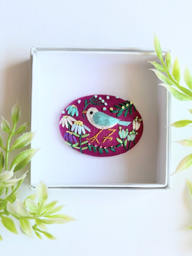 ことりと草花の刺繍ブローチ・【botanical】silk thread#545 | iichi