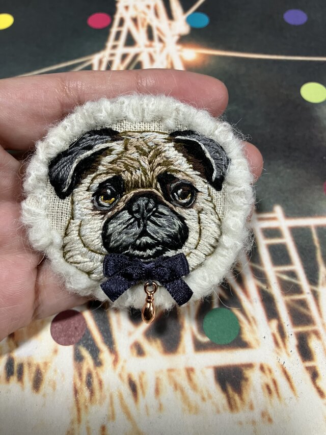 10点　パグ刺繍　ハンドメイド　オーダーメイド　キーリング　ブローチ パグ刺繍ブローチ・チャーム 物静かなパグ | iichi 日々の暮らしを