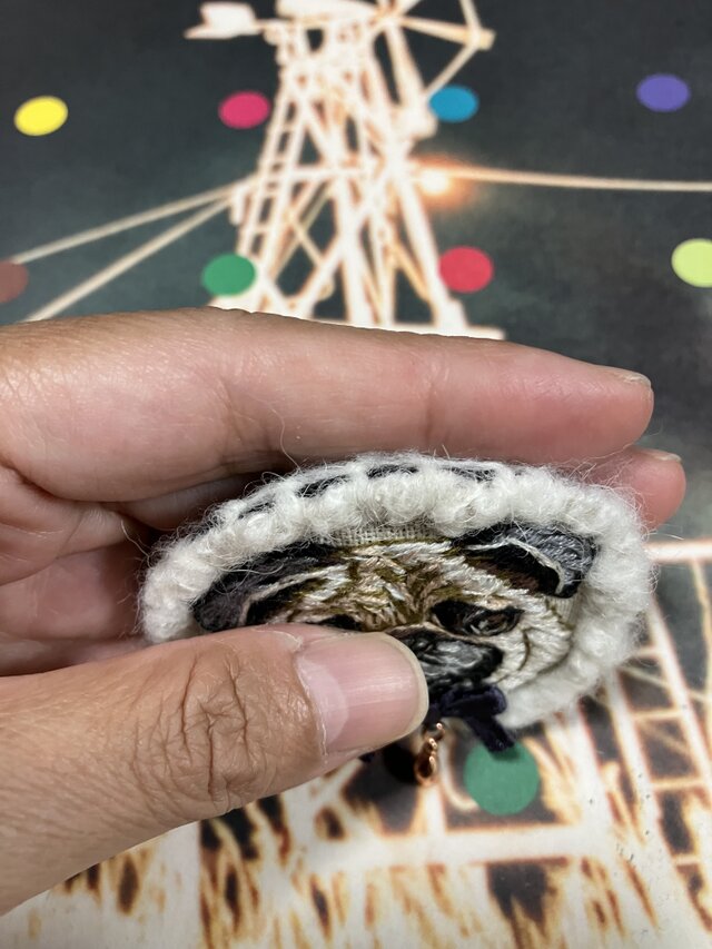 パグ刺繍ブローチ・チャーム 物静かなパグ | iichi 日々の暮らしを