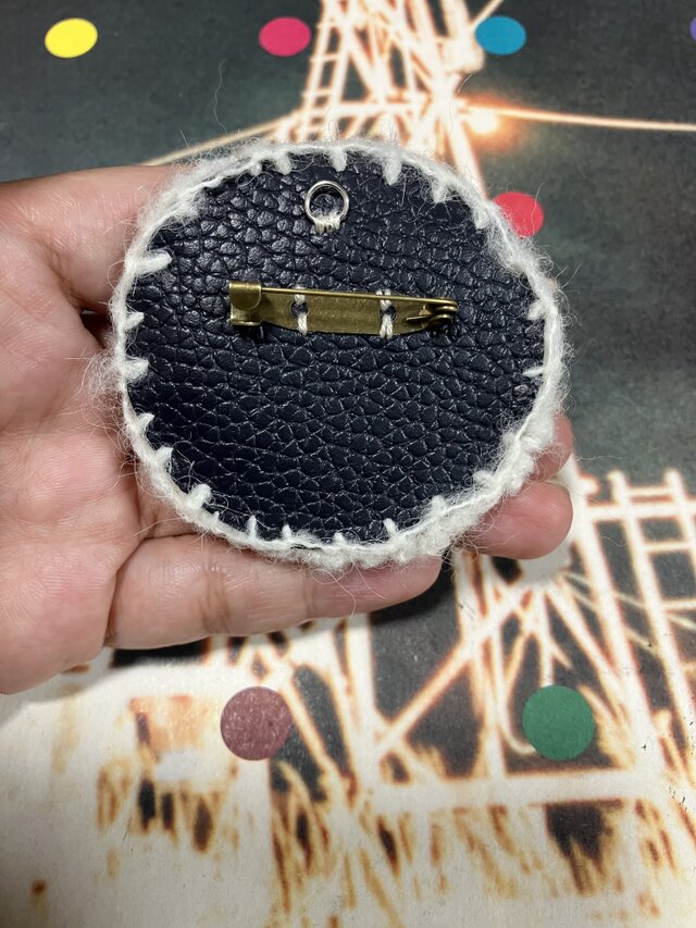 パグ刺繍ブローチ・チャーム 物静かなパグ | iichi 日々の暮らしを
