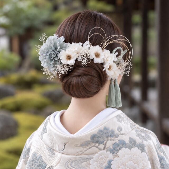 カドリーベアー、コスチューム（白いうさぎ、紺色コート、花柄） 成人式 髪飾り 青磁色のダリア×白い林檎の花｜スモーキーブルー くすみ