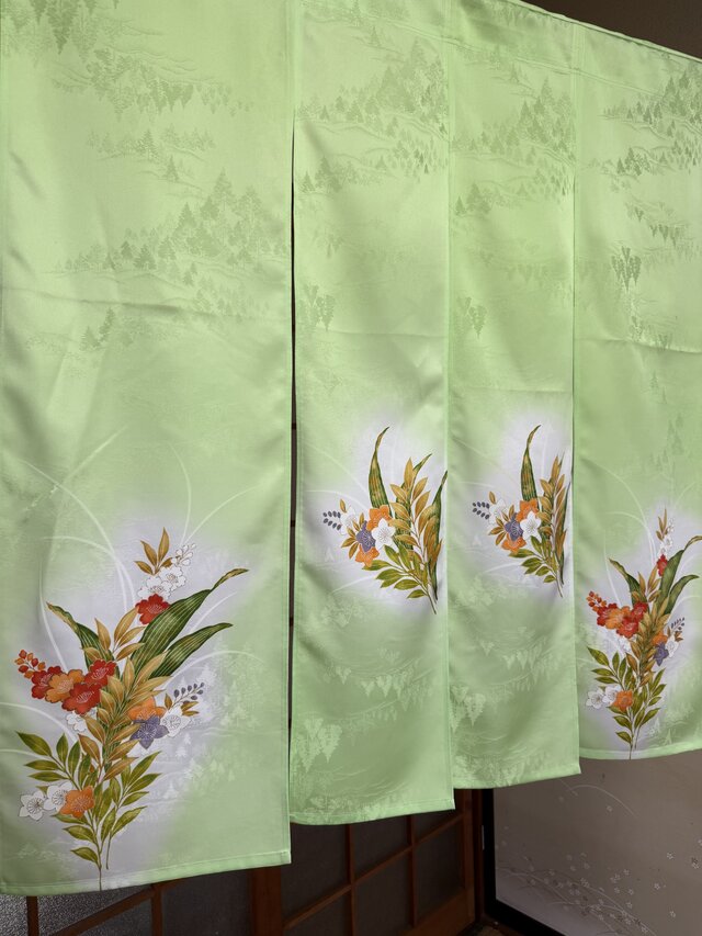 着物素材リメイク暖簾 ウグイス色花柄模様 | iichi 日々の暮らしを