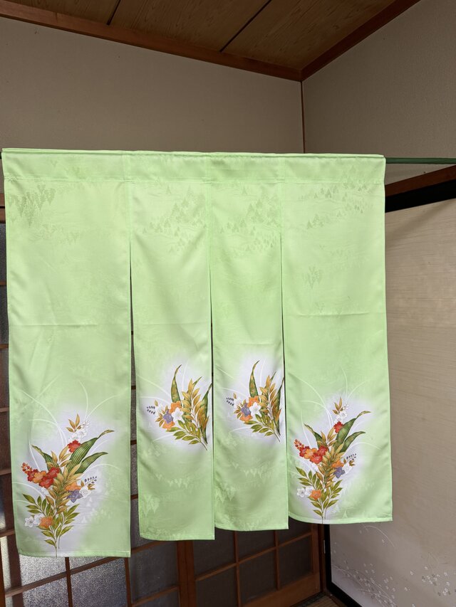 着物素材リメイク暖簾 ウグイス色花柄模様 | iichi 日々の暮らしを