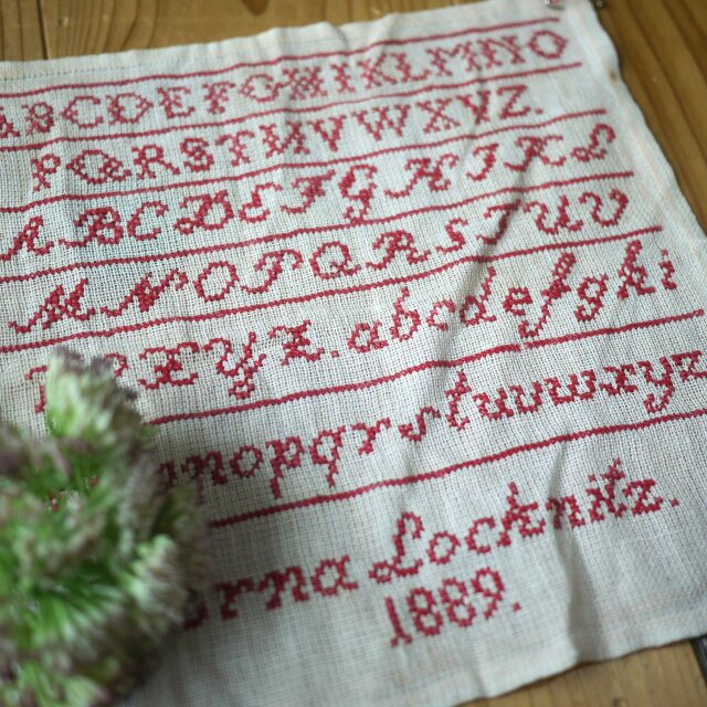 アンティーク　サンプラー　リネン　クロスステッチ　刺繍　インテリア　キッチン アンティーク サンプラー レッドワーク クロスステッチ ドイツ | iichi