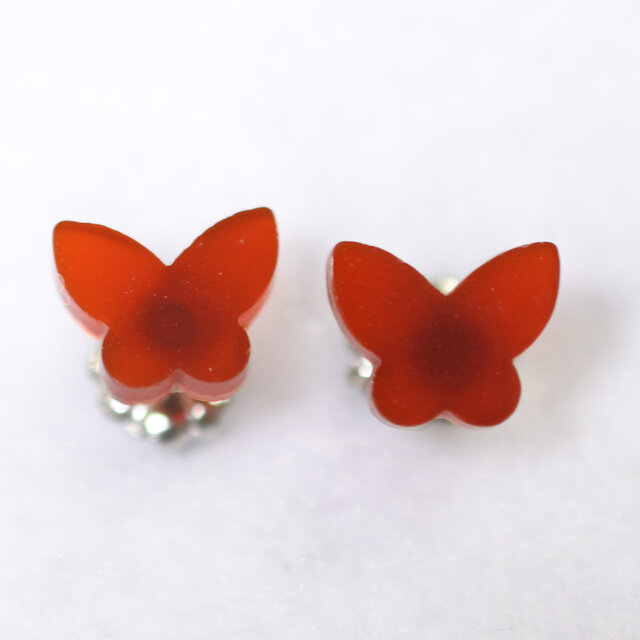 レッドアゲート・バタフライのスタッドピアス（8×6mm・チタンポスト