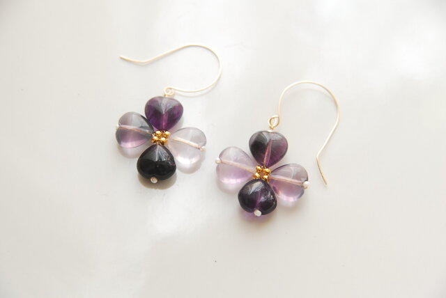 【275】14kgf✧*。フローラルgemピアス✧*。ピンクパープル フローライトのフラワーピアスno.26 14kgf | iichi 日々の暮らしを