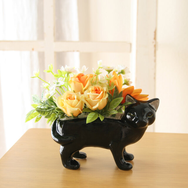 黒猫のフラワーアレンジメント・オレンジローズと小花の猫型花器