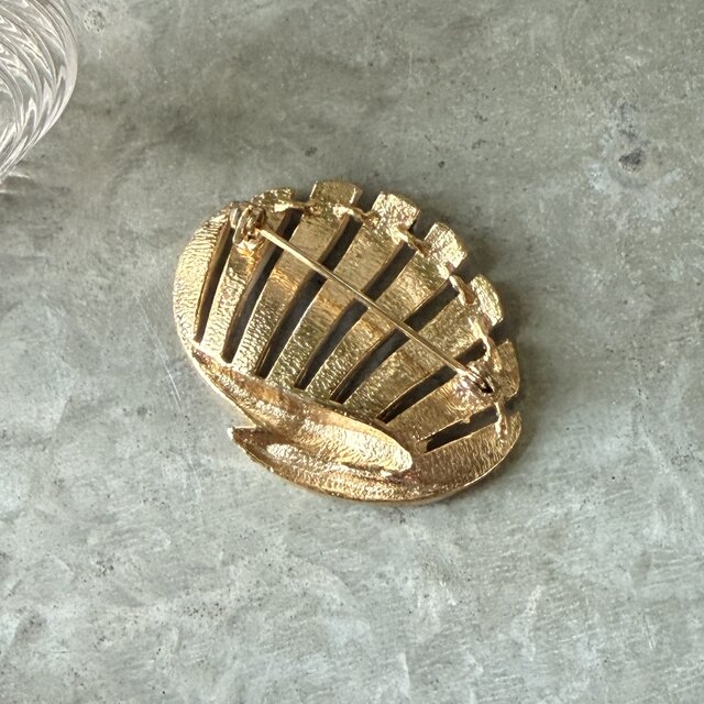 SC161-ヴィンテージブローチ U.S.A. 70-80s White Enamel & Gold Shell