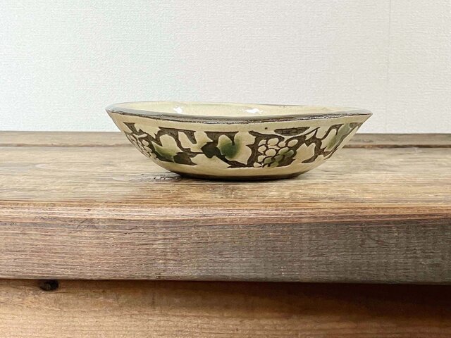 ぶどう文楕円小鉢（二彩） Small bowl 陶器 | iichi 日々の暮らしを