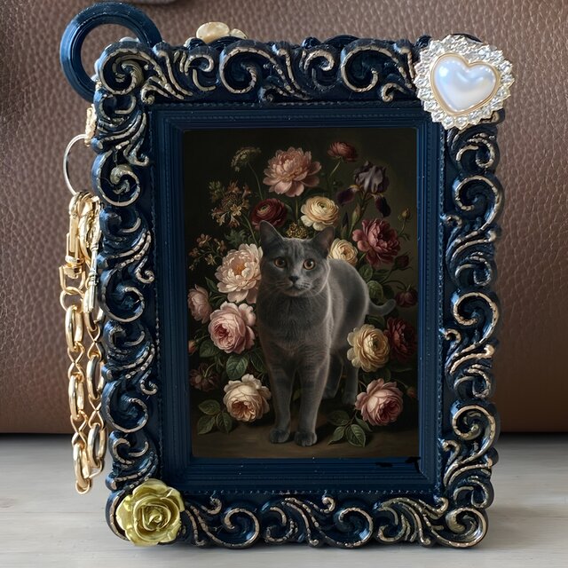 旅する猫シリーズ　油彩画　額縁　約30cm x 40cm 猫（シャルトリュー）バッグチャーム 花の油絵風アート ブラック額縁