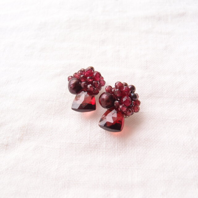 天然石刺繍／ピアス】Garnet × Pearl × Jade Earrings（Trilliant