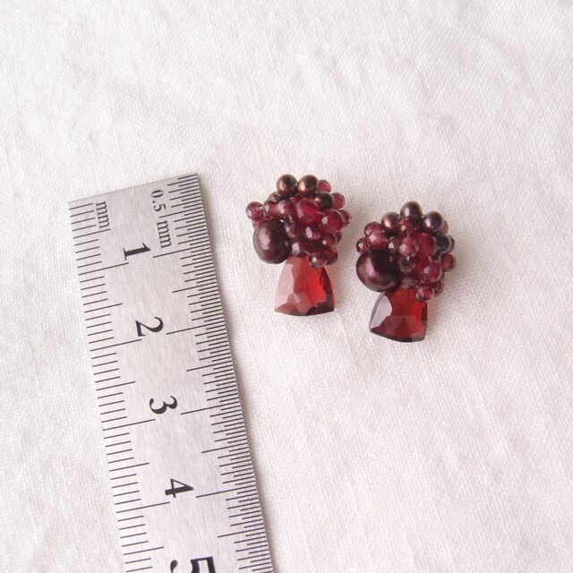 天然石刺繍／ピアス】Garnet × Pearl × Jade Earrings（Trilliant