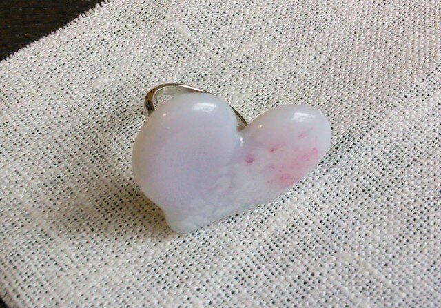 変形ハートのリング(ミルクxピンク)の画像1枚目