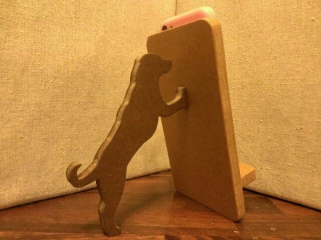ラブラドールレトリバーが支えるスマホスタンド ナチュラルの画像1枚目