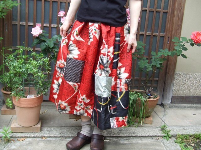 赤に白い花古銘仙☆着物リメイクロングスカート | iichi 日々の