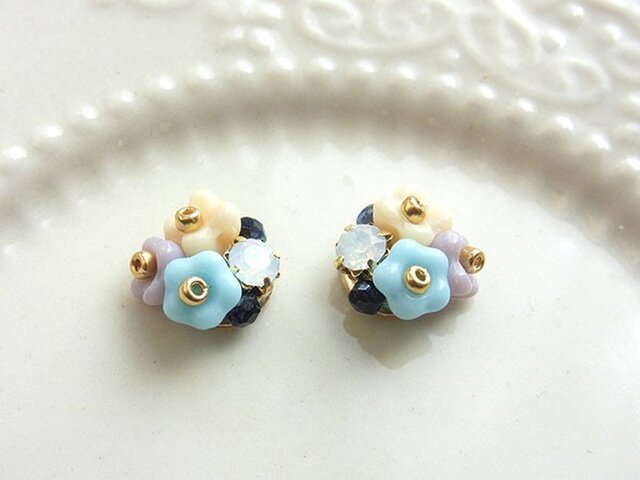 花束ピアス blue(イヤリング変更可)の画像1枚目
