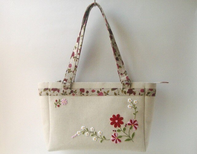 花刺繍のバッグの画像1枚目