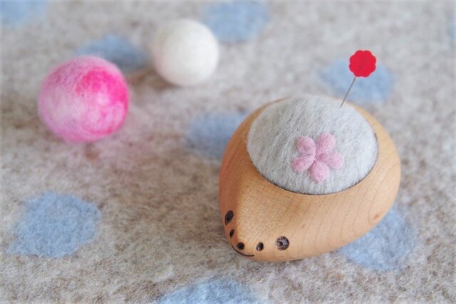 羊毛ピンクッション【針山】 はりねずみ お花 ピンクの画像1枚目