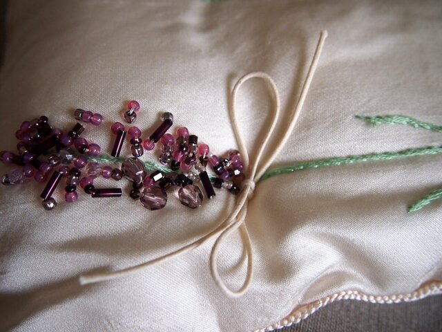 シルクにビーズ刺繍のラベンダーのミニクッション | iichi 日々の