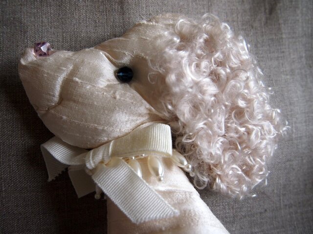 プードルのフラットなぬいぐるみ シルク製 | iichi 日々の暮らしを