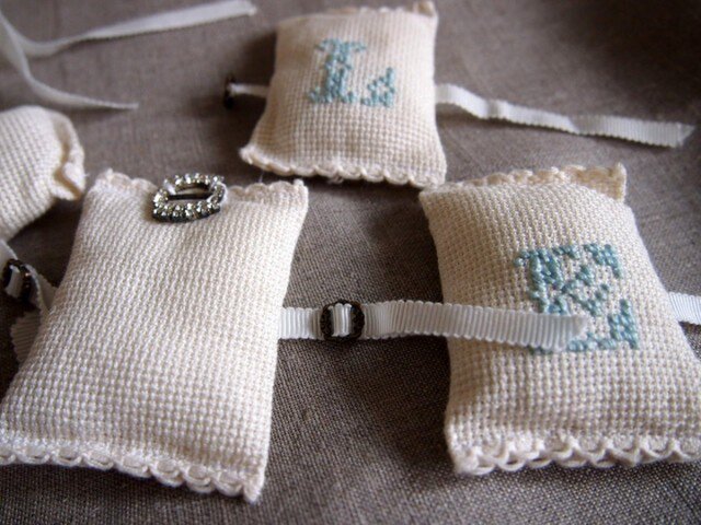 ラベンダー様オーダー クロスステッチのLOVEのオーナメント ラベンダーのサシェ