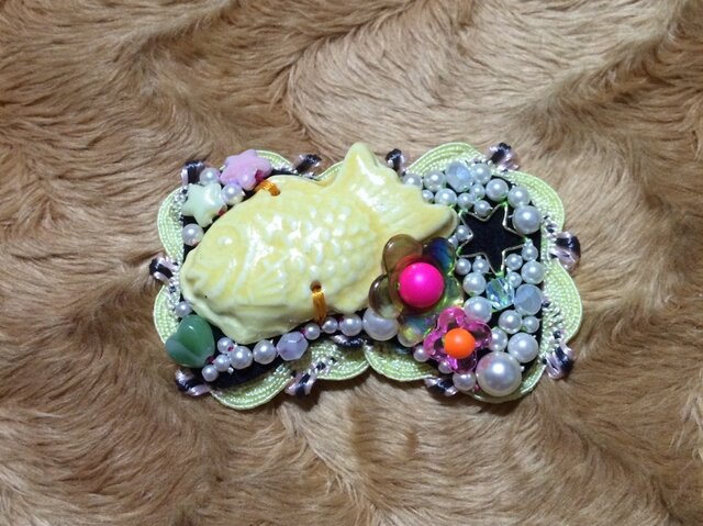 たいやきとパールのフリルブローチの画像1枚目