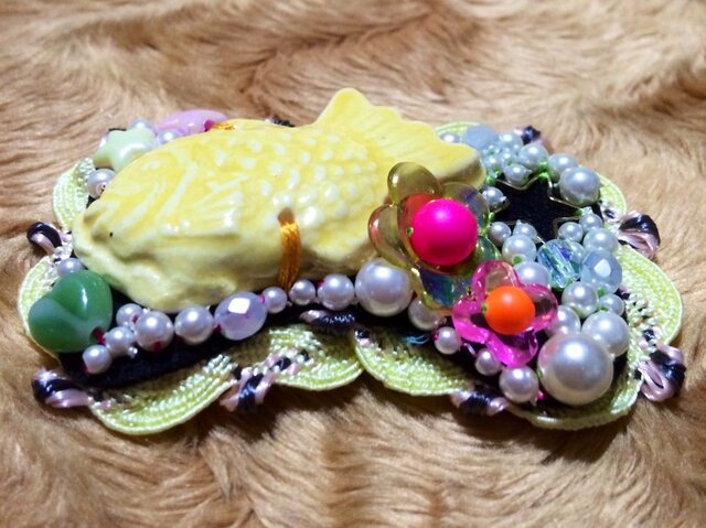 たいやきとパールのフリルブローチ | iichi 日々の暮らしを