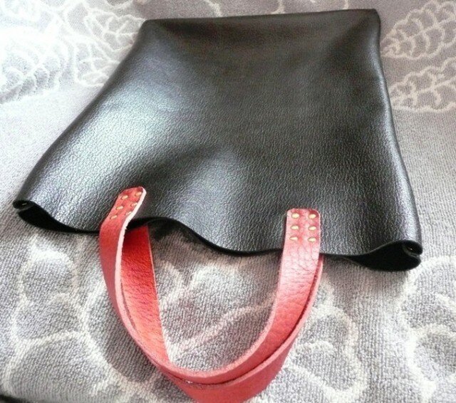 厚めの黒シボ牛革にトリヨン持ち手のシックな手提げバッグの画像1枚目