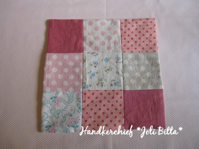 ふわぽこワッフルのタオルハンカチ patch pink dotの画像1枚目