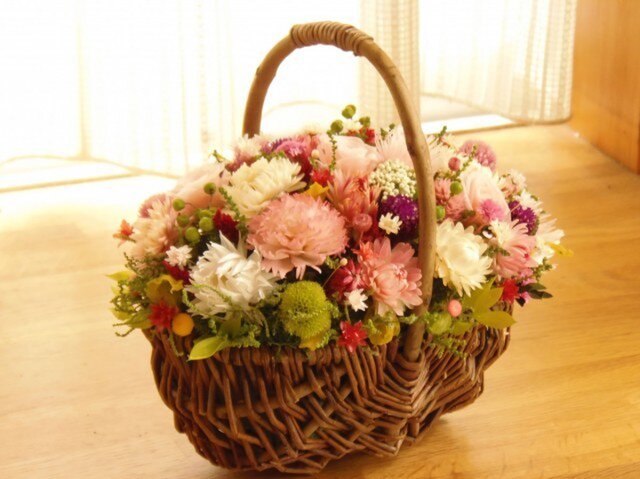 可愛いバスケットにお花畑の画像1枚目