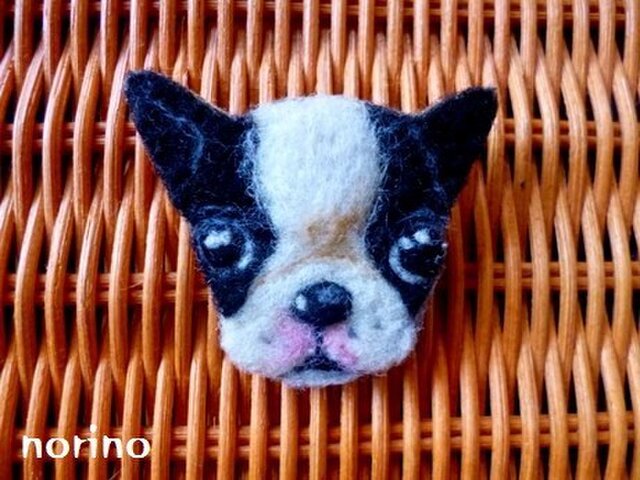 羊毛フェルト ボストンテリアパピーブローチの画像1枚目