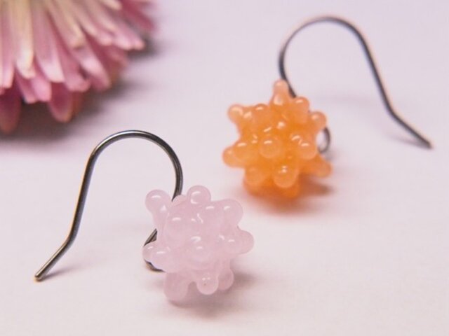 こんぺいとう1粒ピアス 桜色&みかん色の画像1枚目