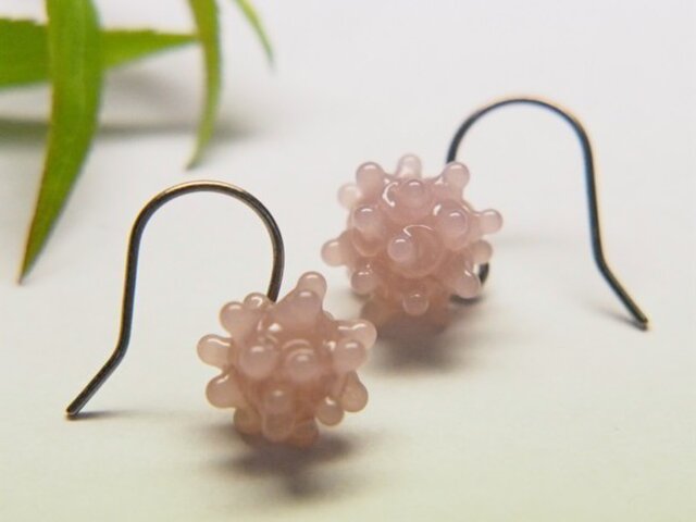 こんぺいとう1粒ピアス 赤紫の画像1枚目