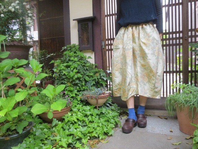 着物リメイク☆お花満開のクリーム色紬で変形バルーンスカートの画像1枚目