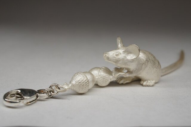 mouse & acorn pendantの画像1枚目