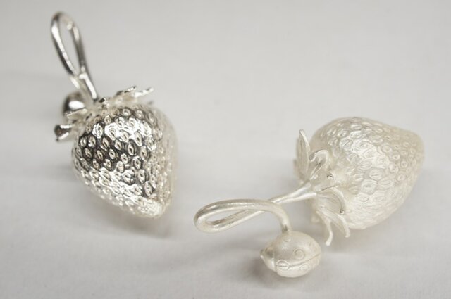 strawberry & ladybug pendantの画像1枚目