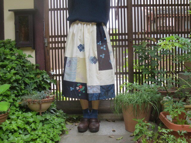 紬でスカート☆白地の爽やか紫陽花にクローバーもパッチ♪73㎝丈の画像1枚目