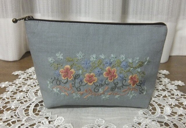 ダブルファスナー花刺繍ポーチの画像1枚目