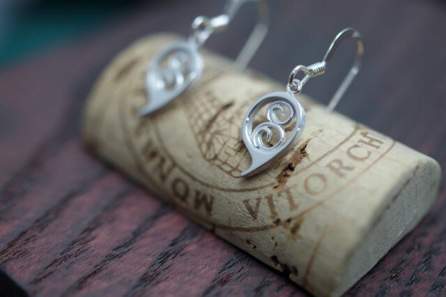 number 8 pierced earringsの画像1枚目