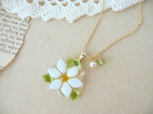 *O様ご予約品*マーガレット&ペリドット・淡水パールネックレスの画像1枚目