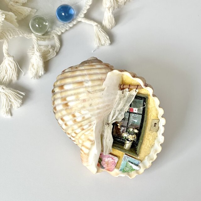 貝がらの置物　ミニチュア　窓辺