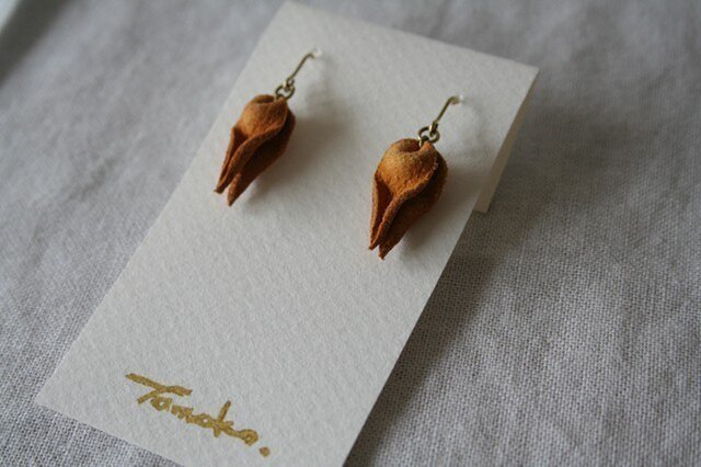 ピアス kara 黄土色系統の画像1枚目